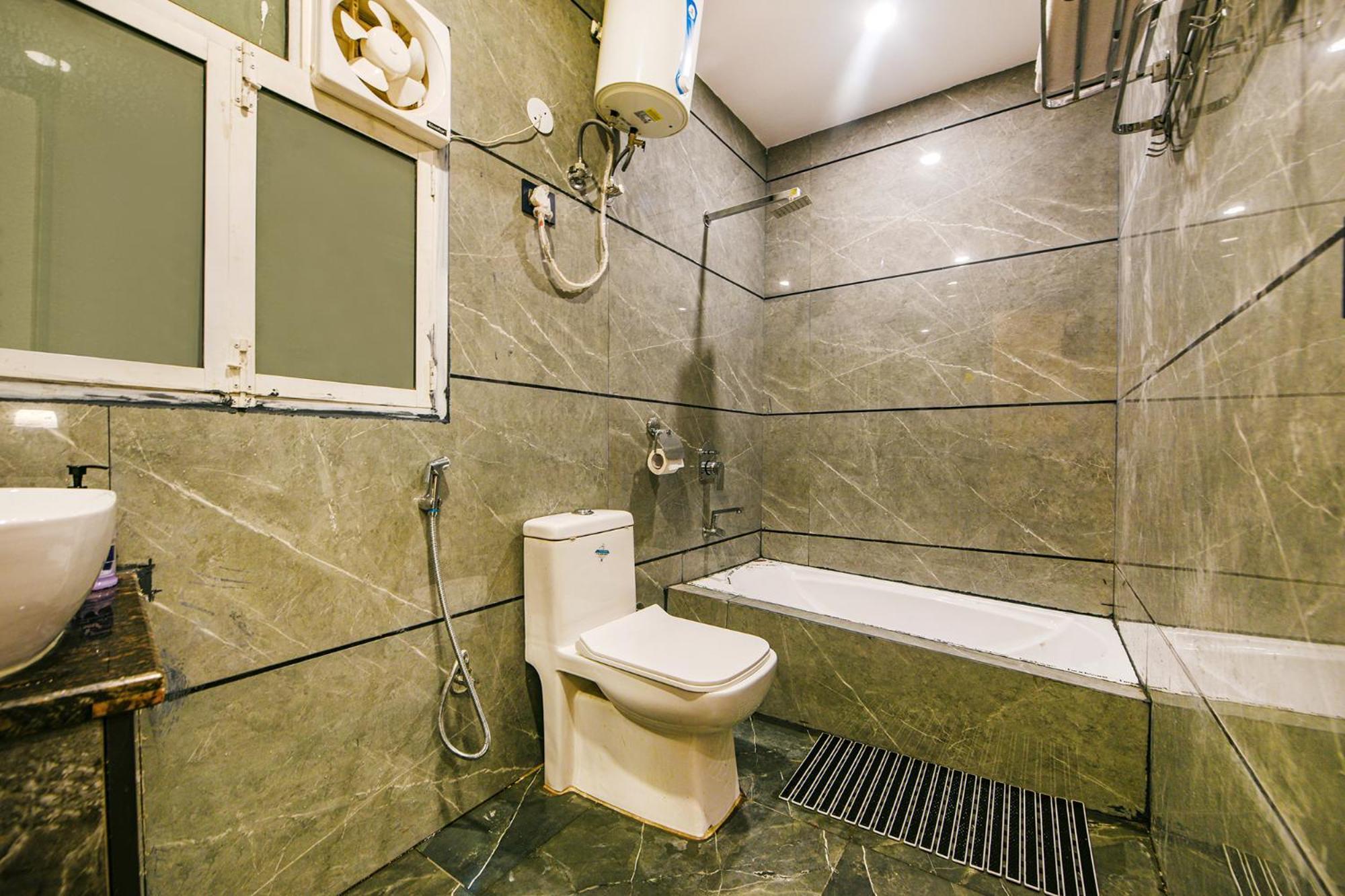 Fabhotel Tree House - Nr Yashobhoomi Convention Centre New Delhi