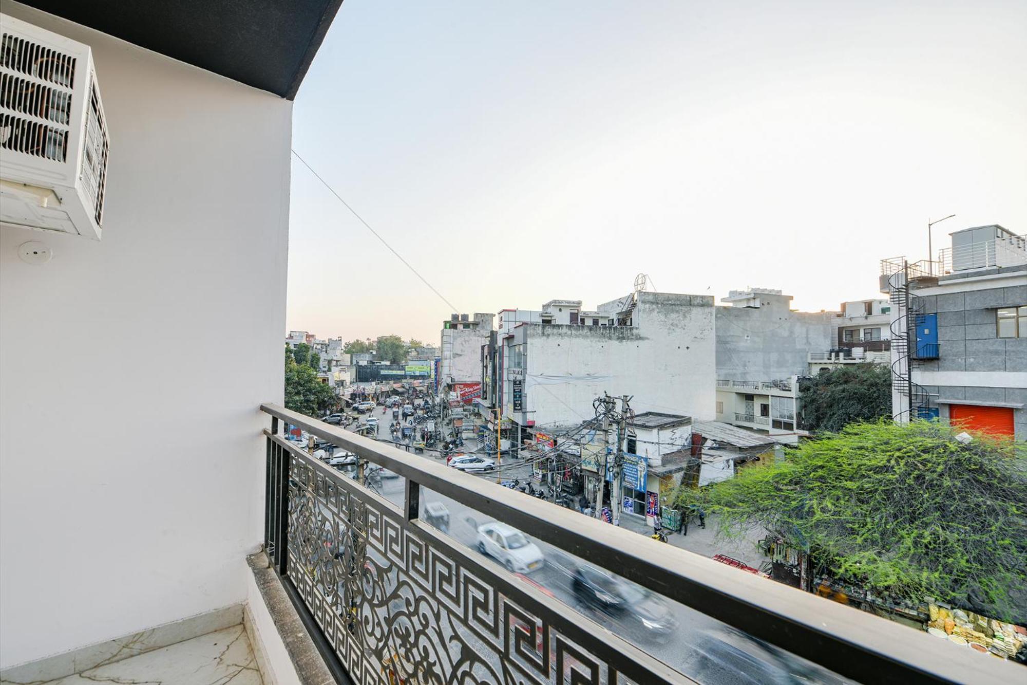 Fabhotel Tree House - Nr Yashobhoomi Convention Centre Hotel 3*